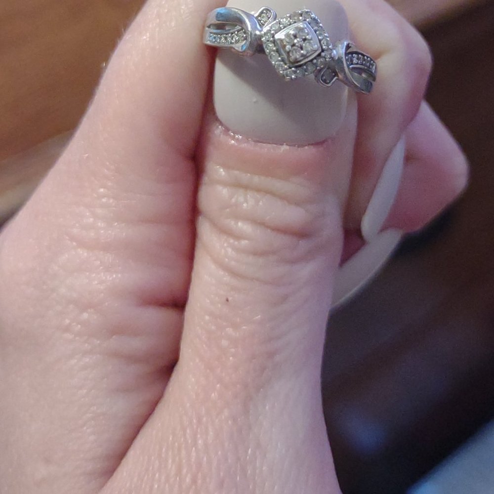 CUTE DIAMOND RING - Picture 3 of 3